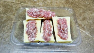 将肉馅酿入笋中