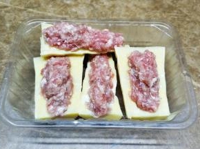 将肉馅酿入笋中