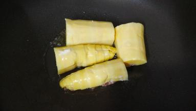锅中热油，将有肉馅的一面放入锅里煎