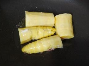 锅中热油，将有肉馅的一面放入锅里煎