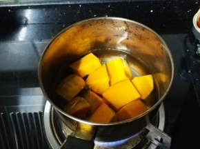 南瓜去皮切块煮熟