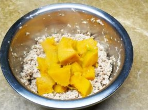 放上煮熟的南瓜