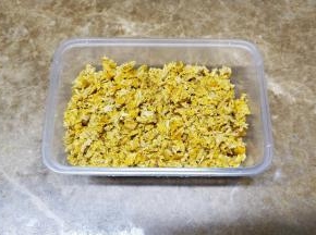 吃不完的用合子装上放冰箱冷藏，吃时拿出用叮叮炉加热