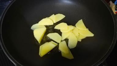 肉末捏成小丸子，煎至两边金黄盛出备用；锅里热油放入笋片煸香