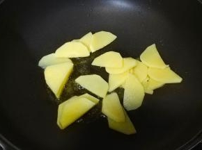 肉末捏成小丸子，煎至两边金黄盛出备用；锅里热油放入笋片煸香