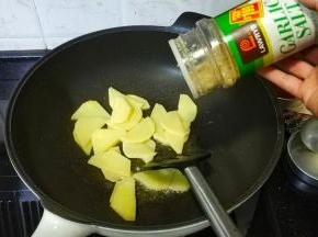 放入蒜盐、糖炒均匀