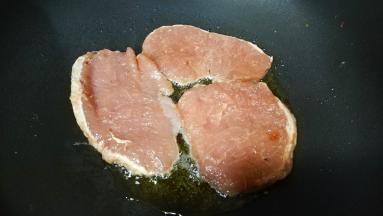 猪排放锅里煎