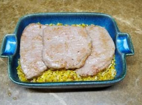 煎好的猪排放在炒饭面