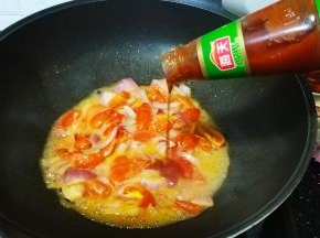 加入盐、糖、水、番茄酱