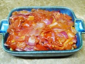 将番茄浓汁平铺在猪排面