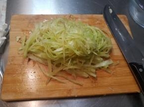 切细丝，考验刀工的时候了，哈哈，也可以用工具辅助下哟。