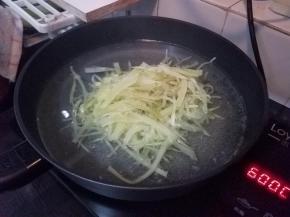 把切好的丝倒入开水中，过下开水即可。