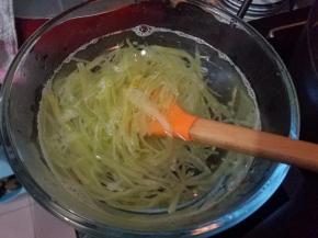 放到凉水中，冲泡下。