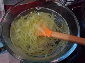 放到凉水中，冲泡下。