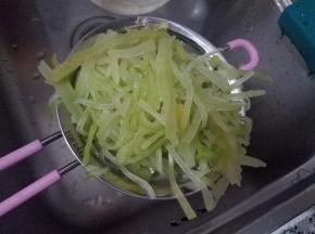 然后捞起，沥干水分。