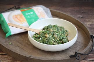 放少许的盐，朝一个方向搅拌均匀备用。