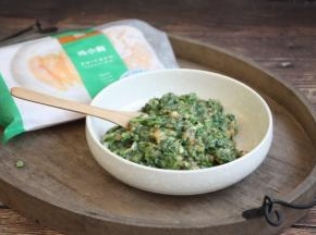 放少许的盐，朝一个方向搅拌均匀备用。