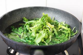 荠菜放在锅里焯水，焯水时间不宜过长，烫一下即可，焯水后要过凉水，然后挤干水分备用。