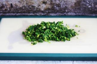 将荠菜切成碎末。