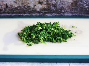 将荠菜切成碎末。