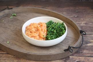 将调制好的肉馅和荠菜放在一起。