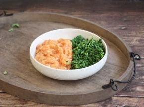 将调制好的肉馅和荠菜放在一起。