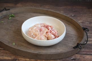 分别将鸡肉和猪肉剁成肉馅，混合在一起，放在一个较大的容器里。
