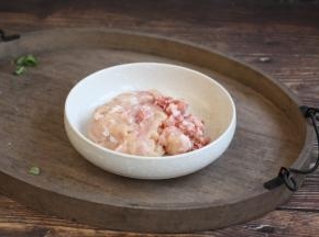 分别将鸡肉和猪肉剁成肉馅，混合在一起，放在一个较大的容器里。
