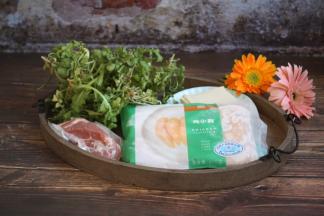 准备食材：荠菜、太阳谷鸡小胸肉、猪肉、云吞皮。