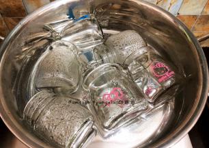 瓶子先清洗干净，瓶子冷水下锅，中小火煮开，煮开后再煮5分 瓶子要烫煮一下，高温灭菌