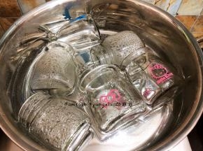 瓶子先清洗干净，瓶子冷水下锅，中小火煮开，煮开后再煮5分 瓶子要烫煮一下，高温灭菌