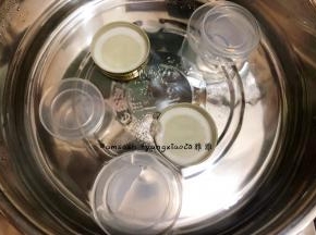 盖子用开水微微烫一下