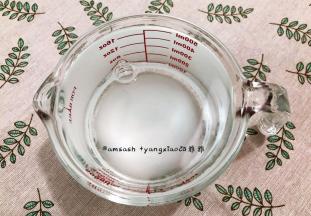 量杯中开水加入50克细砂糖