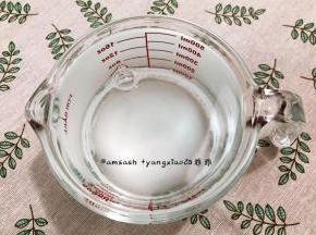 量杯中开水加入50克细砂糖
