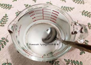 用勺子搅拌均匀，把糖水放凉至50度左右