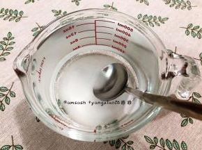 用勺子搅拌均匀，把糖水放凉至50度左右
