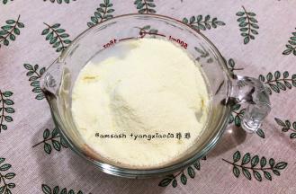 用手感受一下温热不烫手的，如果用温度计测大约是50℃左右。即可加入奶粉，加入奶粉用勺子搅拌均匀，这时温度还有下降，大概在42℃左右