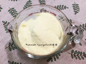 用手感受一下温热不烫手的，如果用温度计测大约是50℃左右。即可加入奶粉，加入奶粉用勺子搅拌均匀，这时温度还有下降，大概在42℃左右