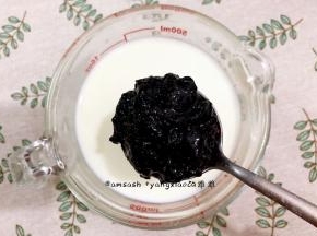 这时可以加入准备好的桑葚果酱，(我这里一半的奶液做的是原味的，一半加入了桑葚果酱，如果全部都加果酱的话，得多加50克哦)