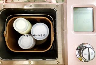 把瓶子摆放在面包机内桶里，放的时候要放平