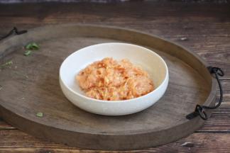 在肉馅里放一个鸡蛋、少许的胡椒粉、1小勺的料酒，1小勺的生抽、少许的盐、适量的水（高汤）朝一个方向搅拌均匀，将汤汁都打进肉馅中，肉馅有粘性即可。