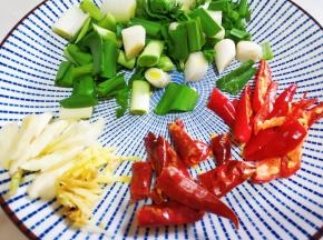 葱姜蒜，干辣椒准备好