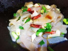 翻炒片刻放生抽