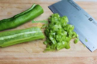 青辣椒清洗干净，去蒂，中间切块，去辣椒籽，切碎。