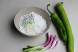 食材：中筋面粉、青辣椒、香葱、盐、油。