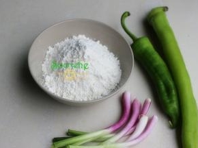 食材：中筋面粉、青辣椒、香葱、盐、油。