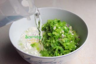 面粉倒入一个大的陶瓷碗里，把放凉的辣椒、盐，接着倒入适量的冷水。