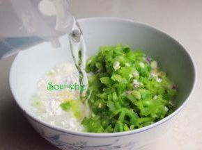 面粉倒入一个大的陶瓷碗里，把放凉的辣椒、盐，接着倒入适量的冷水。