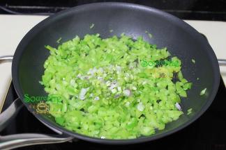 热锅，美亚平底锅，倒入少许油，把切好的青辣椒煸炒香，加葱白、盐炒均，出锅，装入一个大盘子摊开放凉。