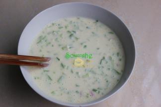 顺时针搅拌均匀，无颗粒状，有流动的面糊，水太多，煎的饼软香，不会酥脆，水太少，煎饼硬邦邦，很难吃。这个水一定要掌握好。